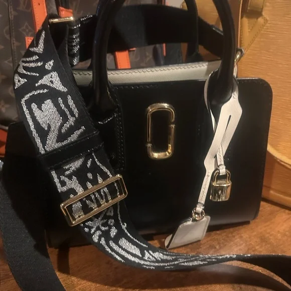 Marc Jacobs Black and White Crossbody Bag with Gold Hardware - Picture 9 of 9